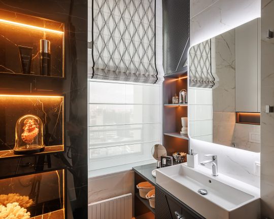ванная комната в современном стиле с геометрической римской шторой