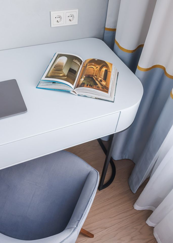 Голубая штора с золотым кантом