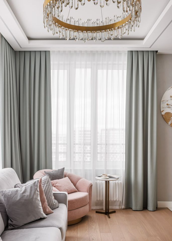 Современный интерьер розовое кресло, серый диван, оливковые шторы