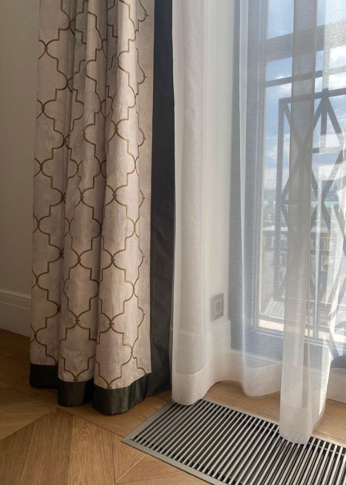 Бежевые с геометрическим узором шторы с черным кантом, белый тюль