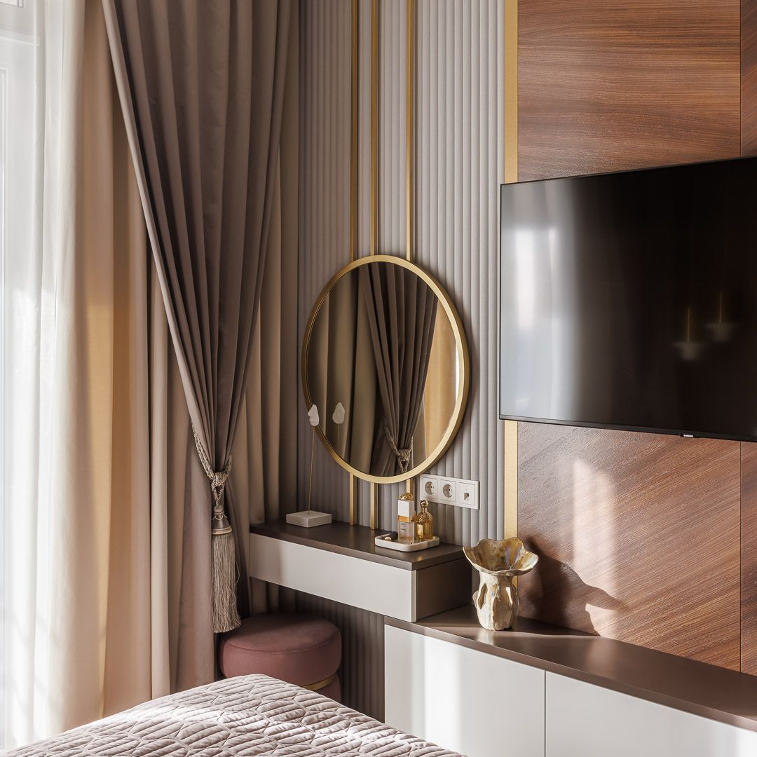 Шторы с кистями в спальне, круглое зеркало