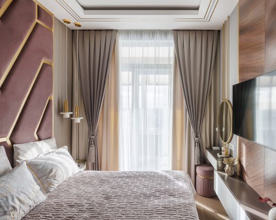 Спальня ар-деко, бежево-розовый интерьер, шторы с кистями