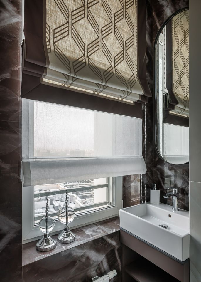 Римская штора из ткани с геометрическим узором