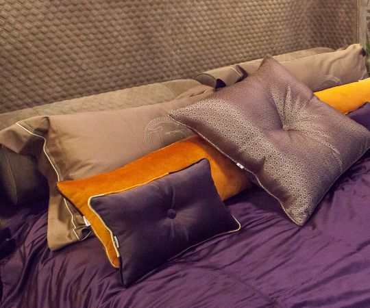 яркие декоративные подушки