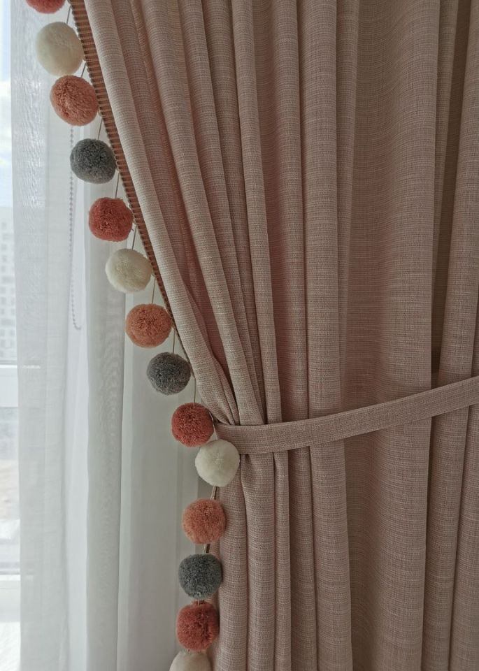 Розовые шторы с помпонами