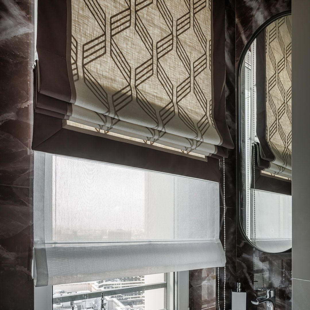 Римская штора с геометрическим мотивом в ванной комнате