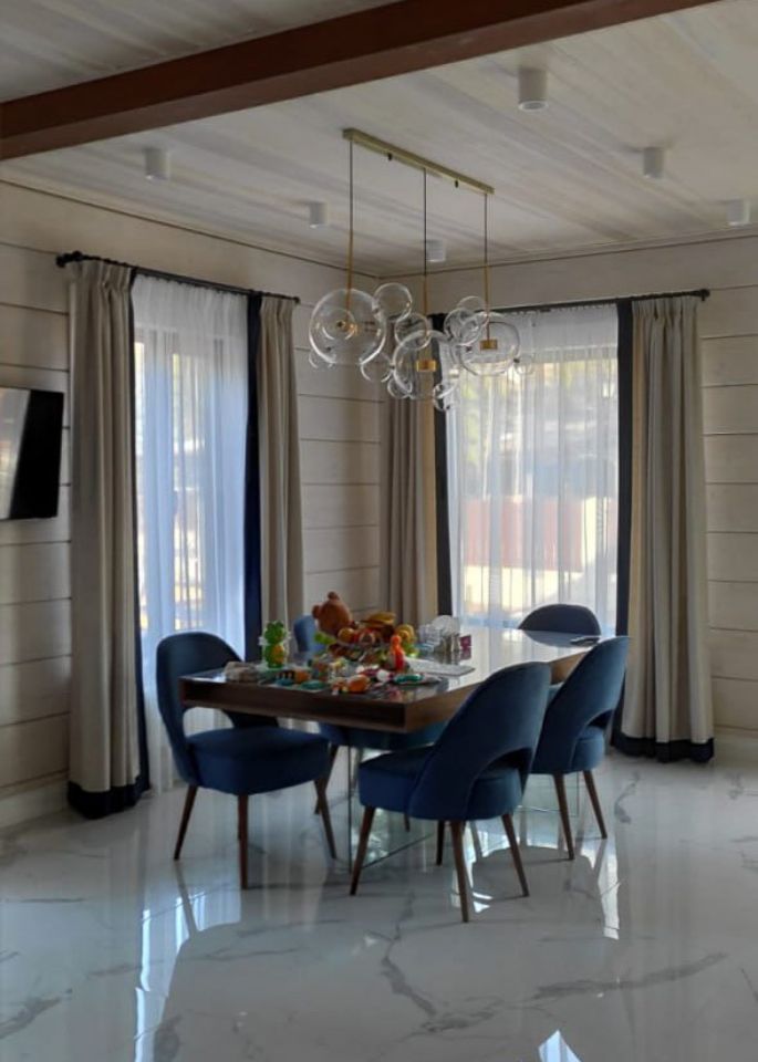 Обеденная зона в современном стиле, светлые шторы с синим кантом