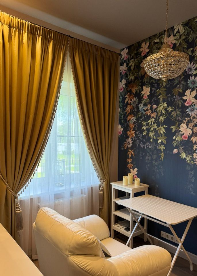 Синее панно с цветами, золотые шторы с кистями и помпонами