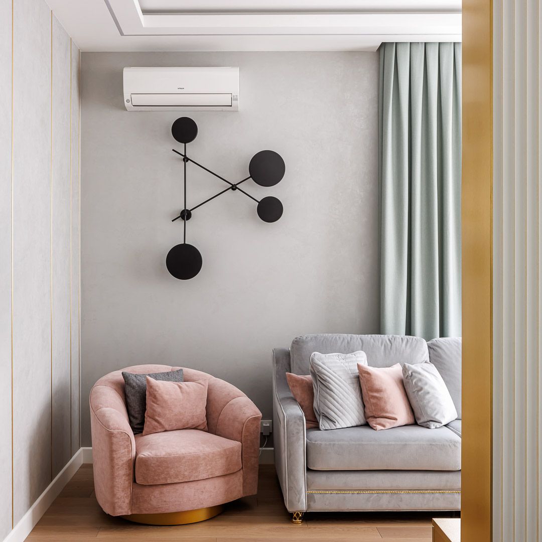 Интерьер с розовым креслом, серым диваном и оливковыми шторами