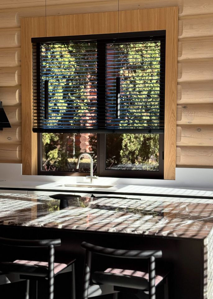 Деревянные жалюзи в загородном доме