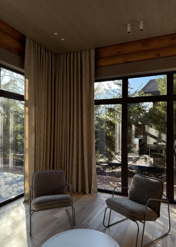 Шторы для панорамных окон в загородном доме